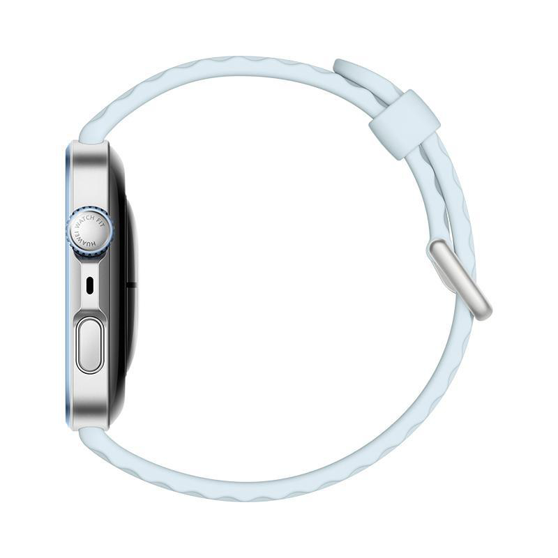 Eine Huawei Watch Fit Smartwatch. Die Uhr hat eine silberne Lünette und ein hellblaues Armband. Das Zifferblatt zeigt den Uhrennamen.