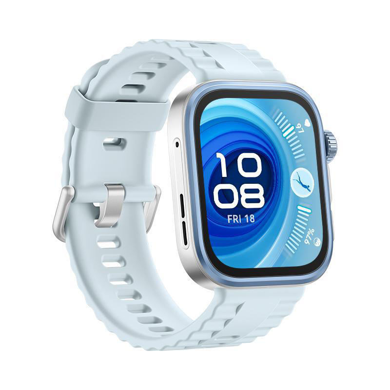 Eine hellblaue Smartwatch zeigt die Uhrzeit 10:08 und Freitag, den 18. Sie hat ein hellblaues Armband und silberne Metalldetails.