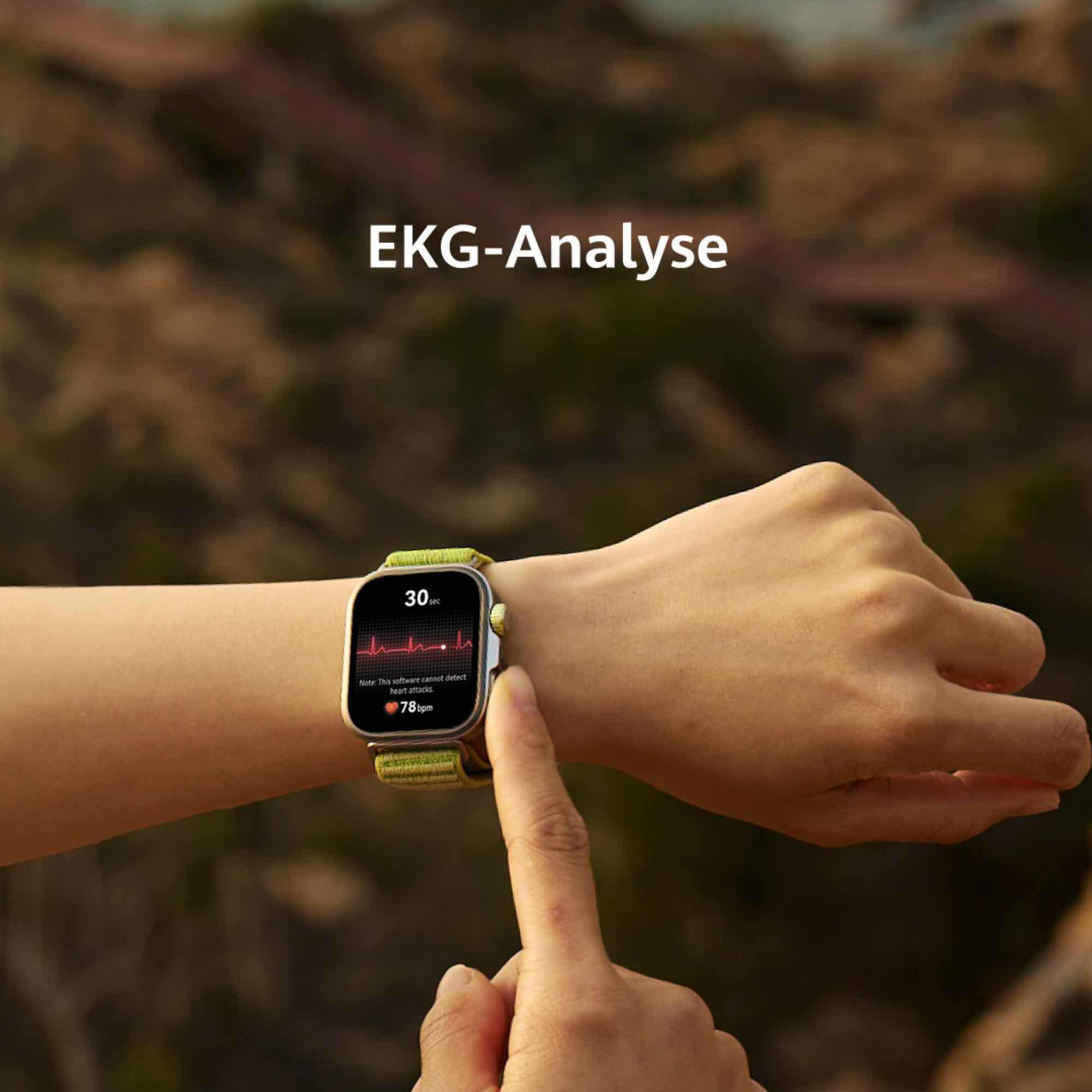 Das Handgelenk einer Person mit einer Smartwatch, die eine EKG-Analyse anzeigt. Ein Finger zeigt auf die Uhr. Der Hintergrund ist unscharf.