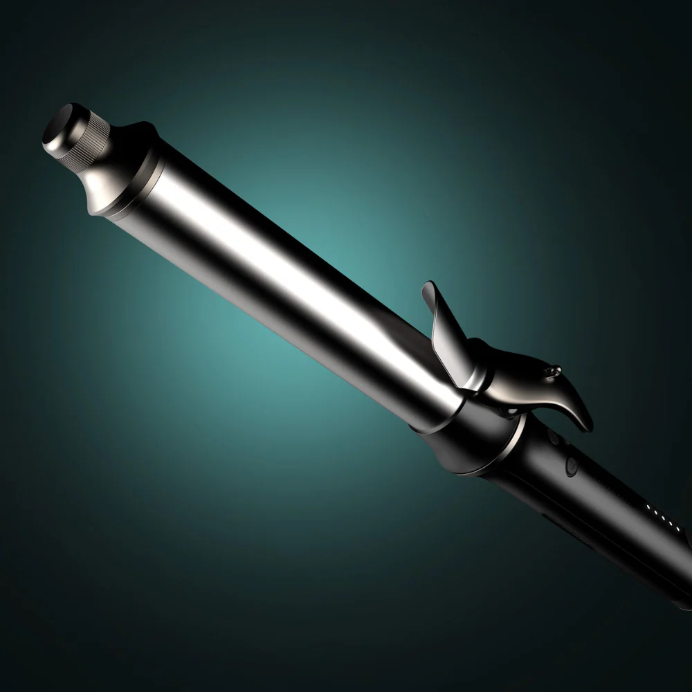 Srebrna lokówka jest ustawiona pod kątem na tle morskim. Rękojeść jest czarna z przyciskami. Lufa jest srebrna, a zacisk czarny.