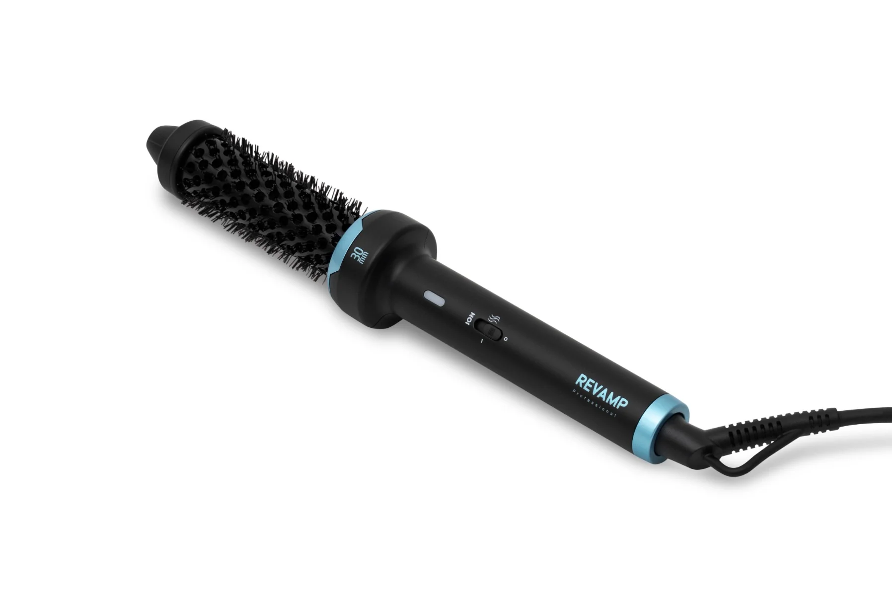 Czarna szczotka do stylizacji włosów Revamp na białym tle. Ma czarną główkę i uchwyt szczotki z niebieskimi akcentami i przewodem zasilającym.