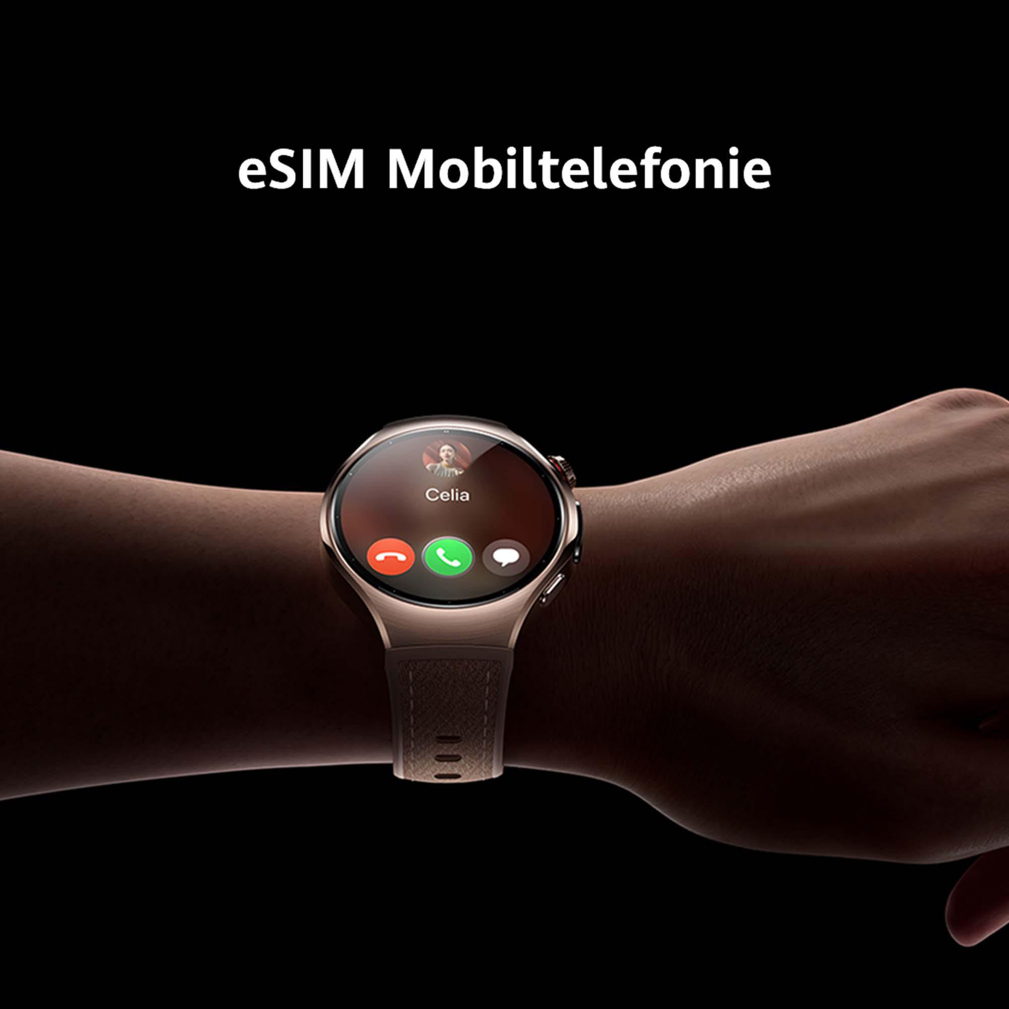 Ein Handgelenk mit einer Smartwatch, die einen eingehenden Anruf von Celia anzeigt. Die Uhr hat ein goldenes Gehäuse und ein beiges Armband.