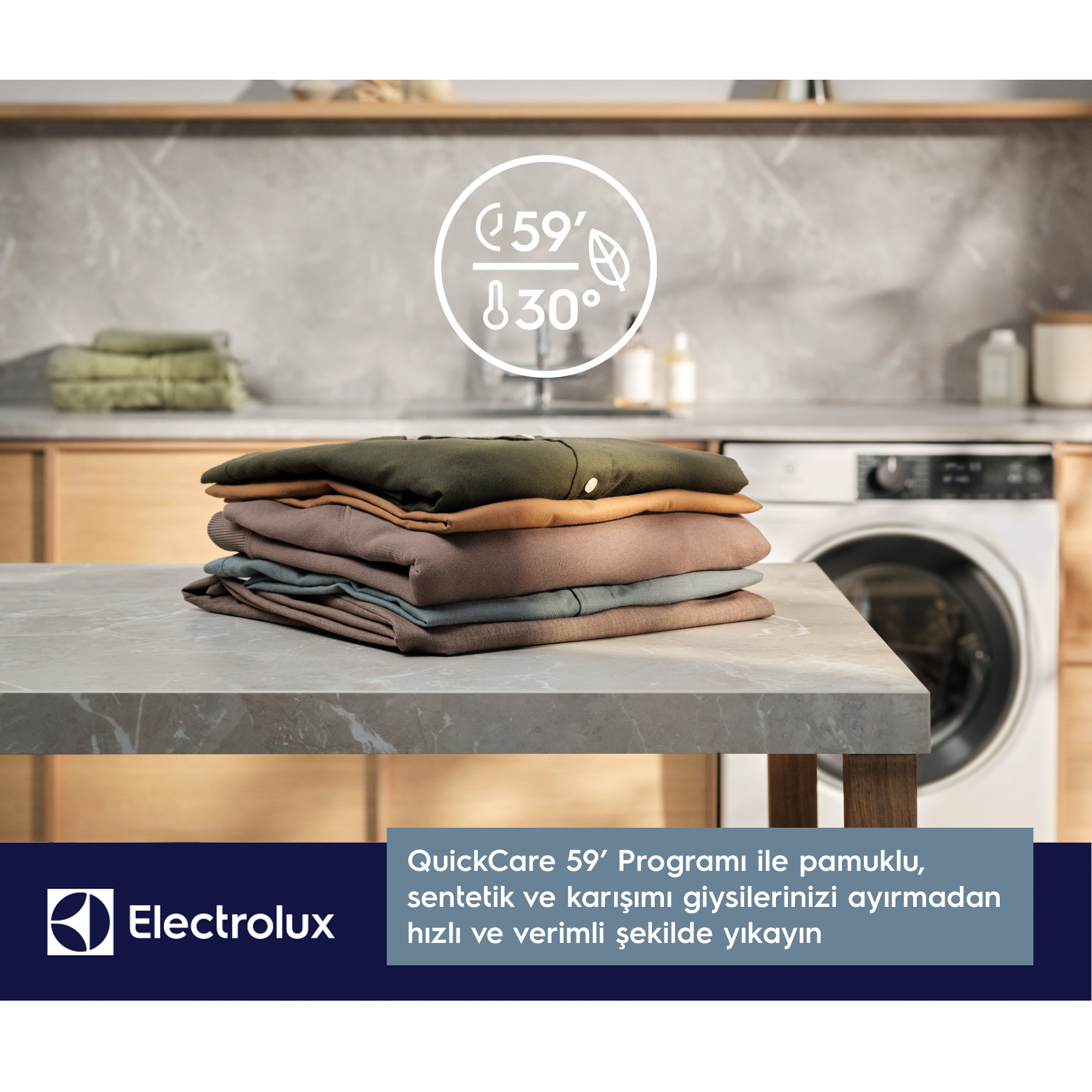 Tezgahın üzerinde bir yığın kıyafet. Arka planda bir çamaşır makinesi. Electrolux logosu altta.