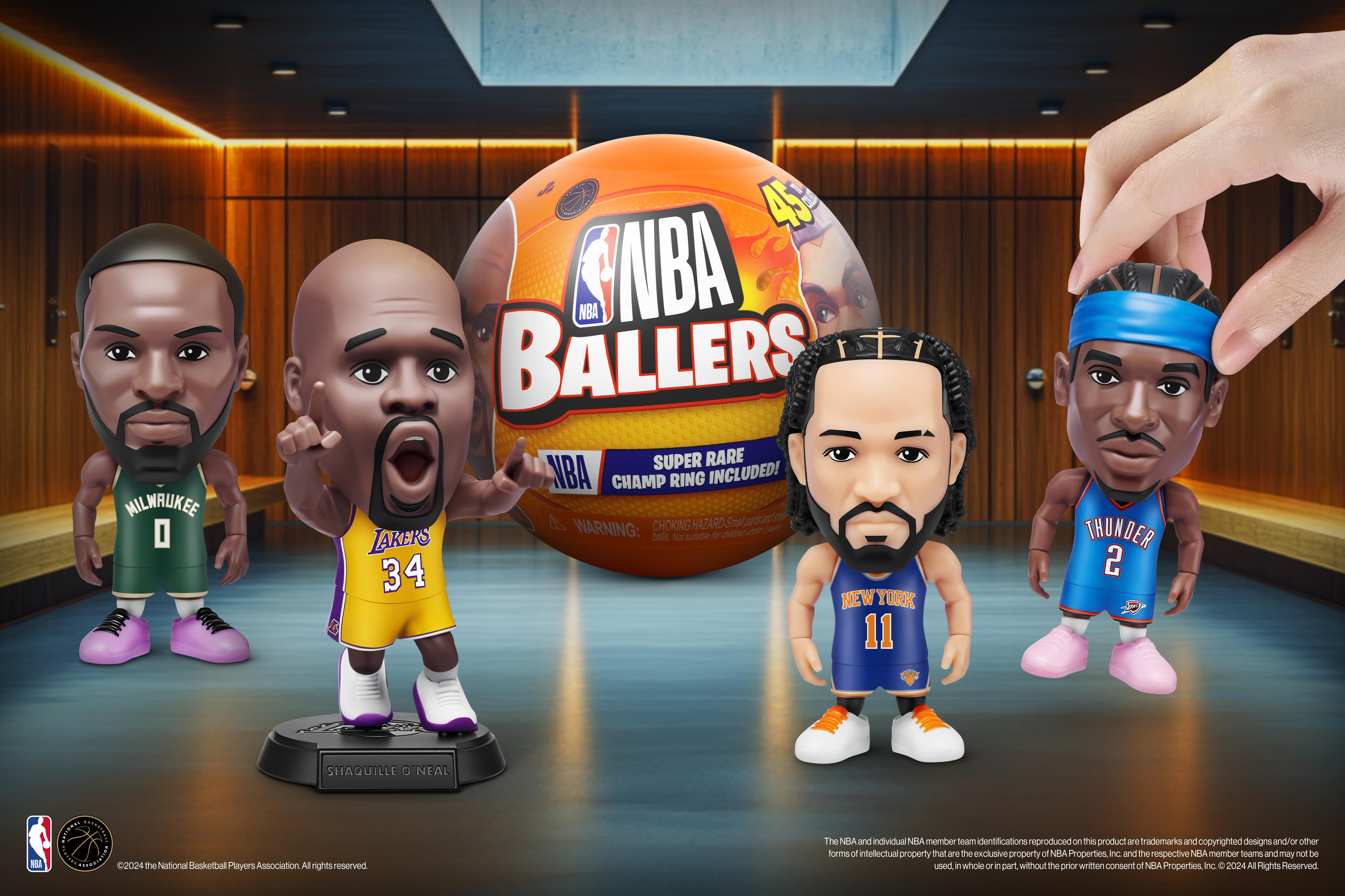 Figuren von NBA-Spielern: Shaquille O'Neal und andere. Im Hintergrund befindet sich ein orangefarbener Ball mit dem NBA-Logo.