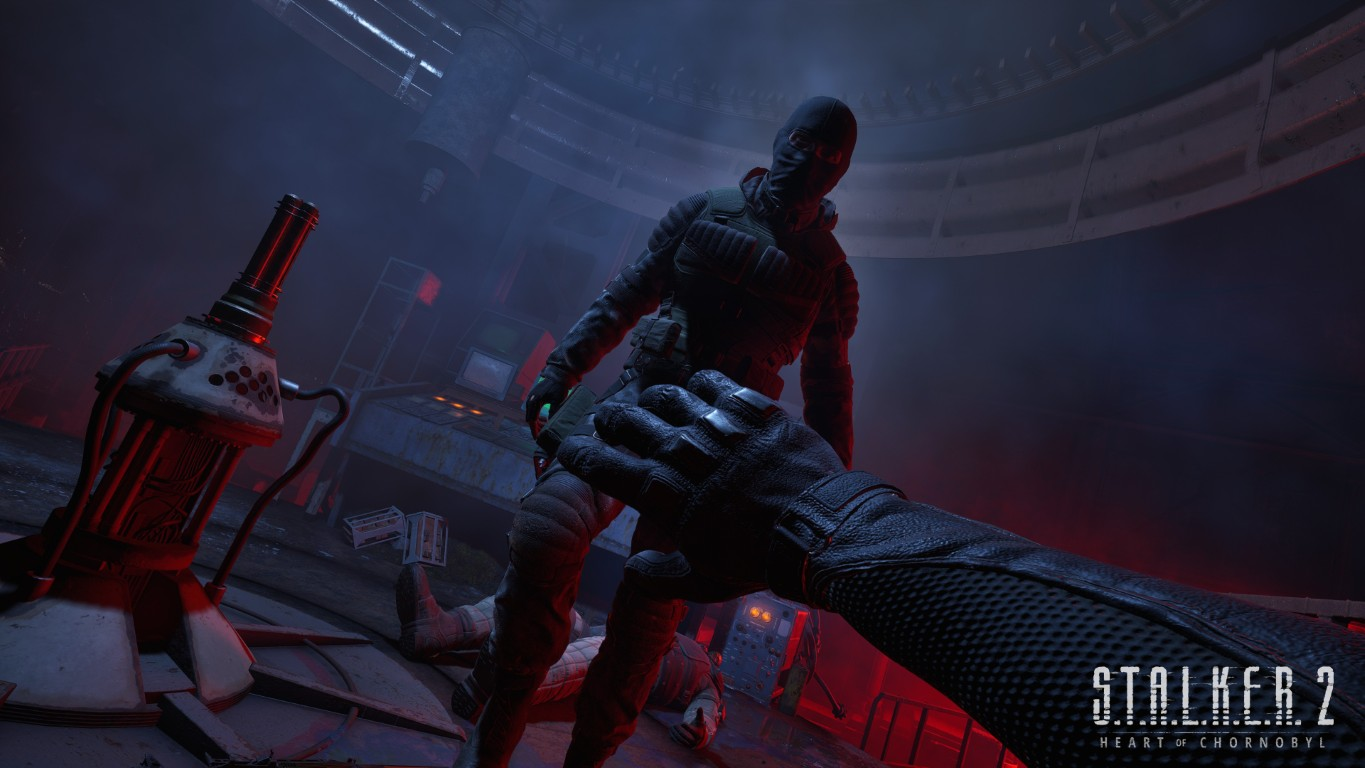 Osoba w czarnym stroju jest przetrzymywana z bronią. Widok z pierwszej osoby pokazuje dłoń w rękawicy. Ciemna, przemysłowa i czerwono oświetlona scena.