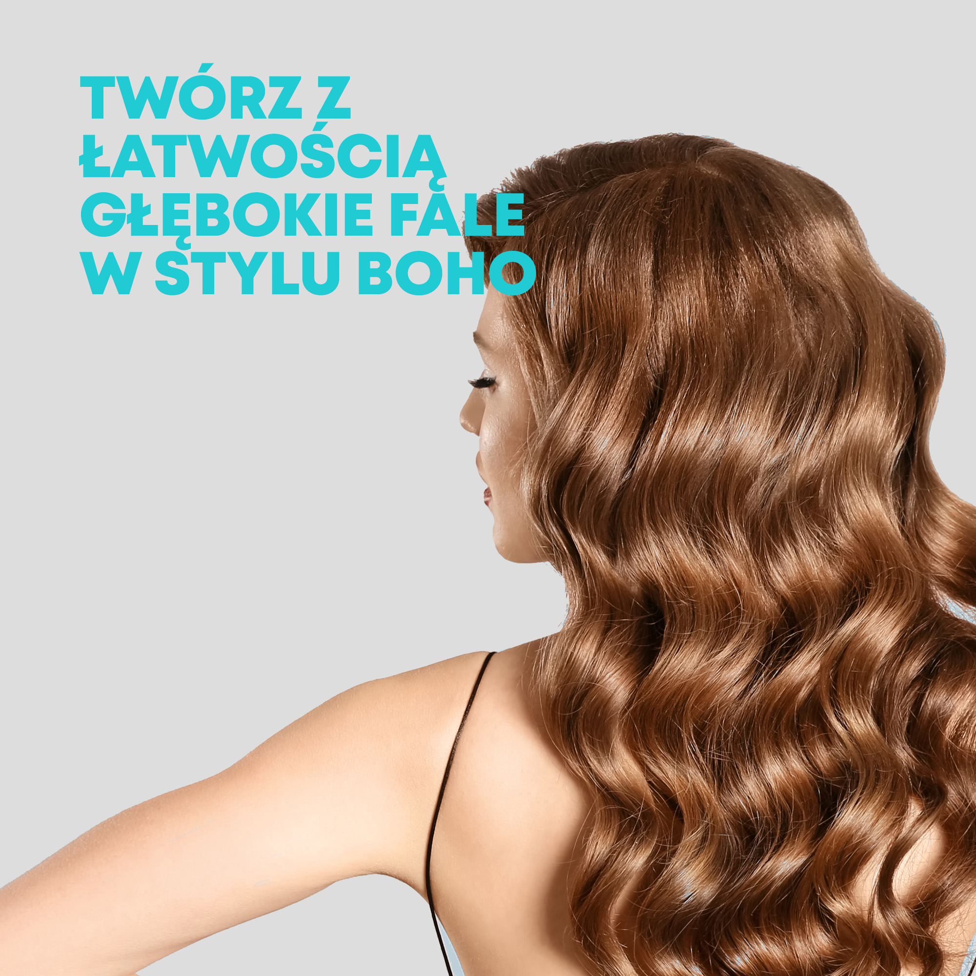 Kobieta z długimi, falowanymi, rudobrązowymi włosami w stylu boho. Ma na sobie czarny top na ramiączkach, tyłem, na szarym tle.