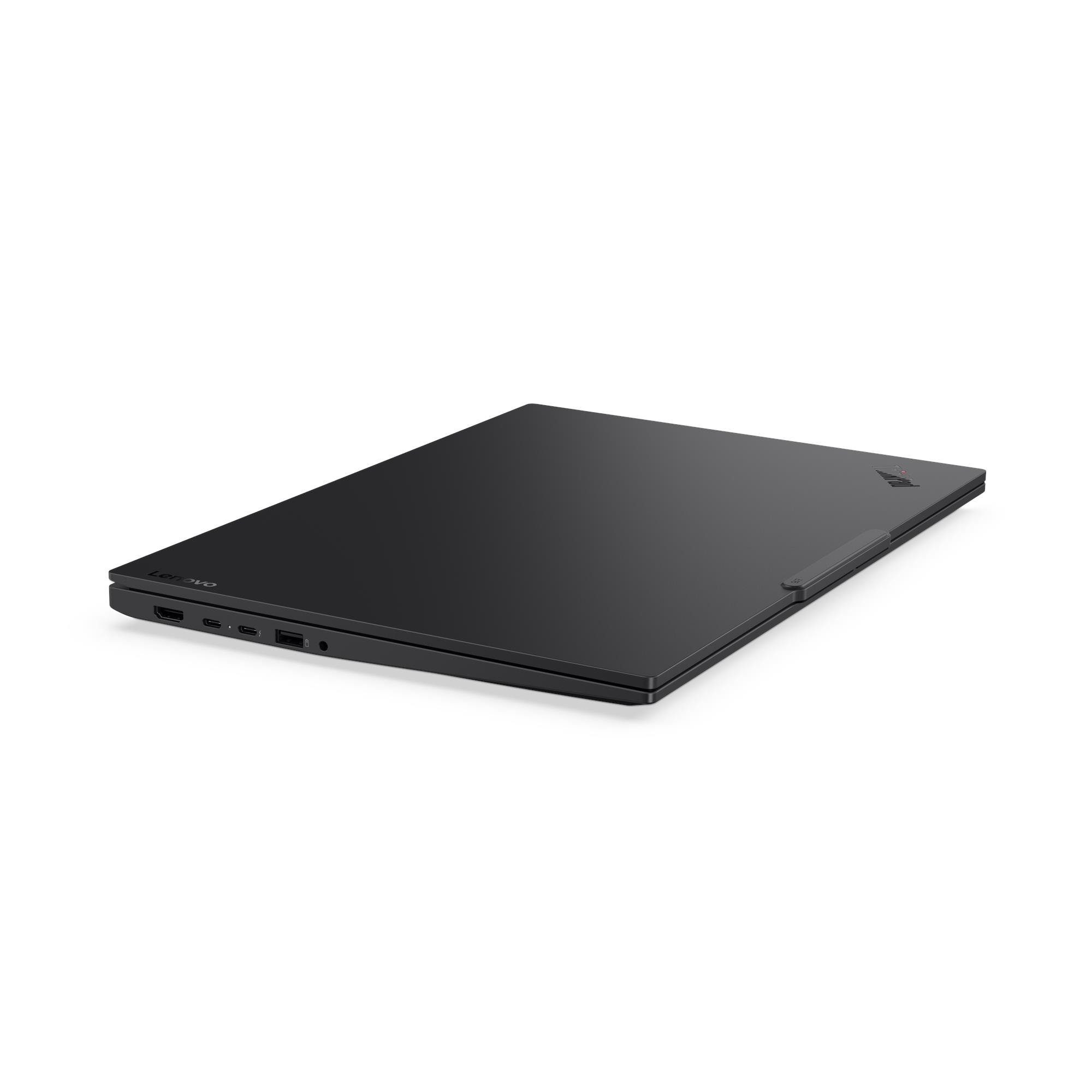Ein schwarzer Lenovo-Laptop ist geschlossen und leicht angewinkelt auf einer weißen Oberfläche. Das Lenovo-Logo ist sichtbar.