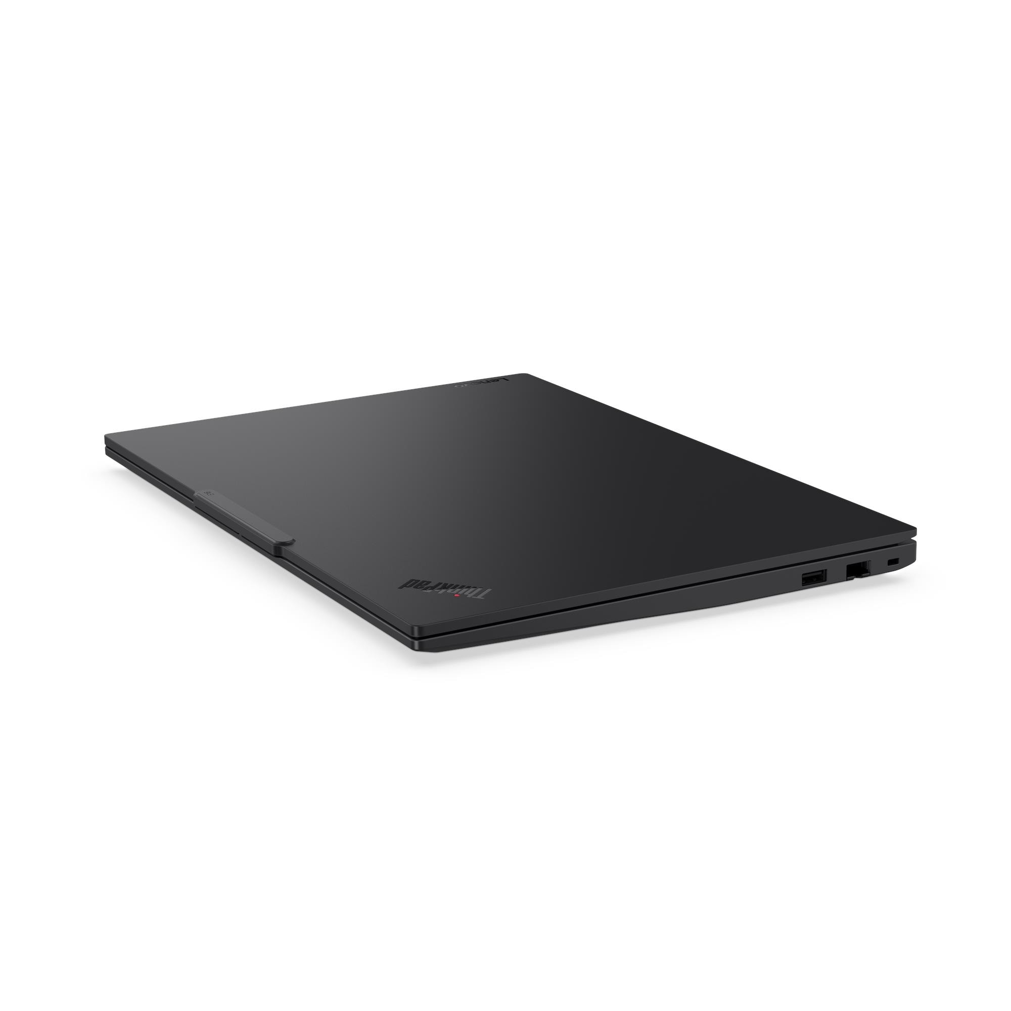 Ein schwarzer Laptop, geschlossen, auf weißem Hintergrund. Das ThinkPad-Logo ist sichtbar. Der Laptop ist leicht angewinkelt.