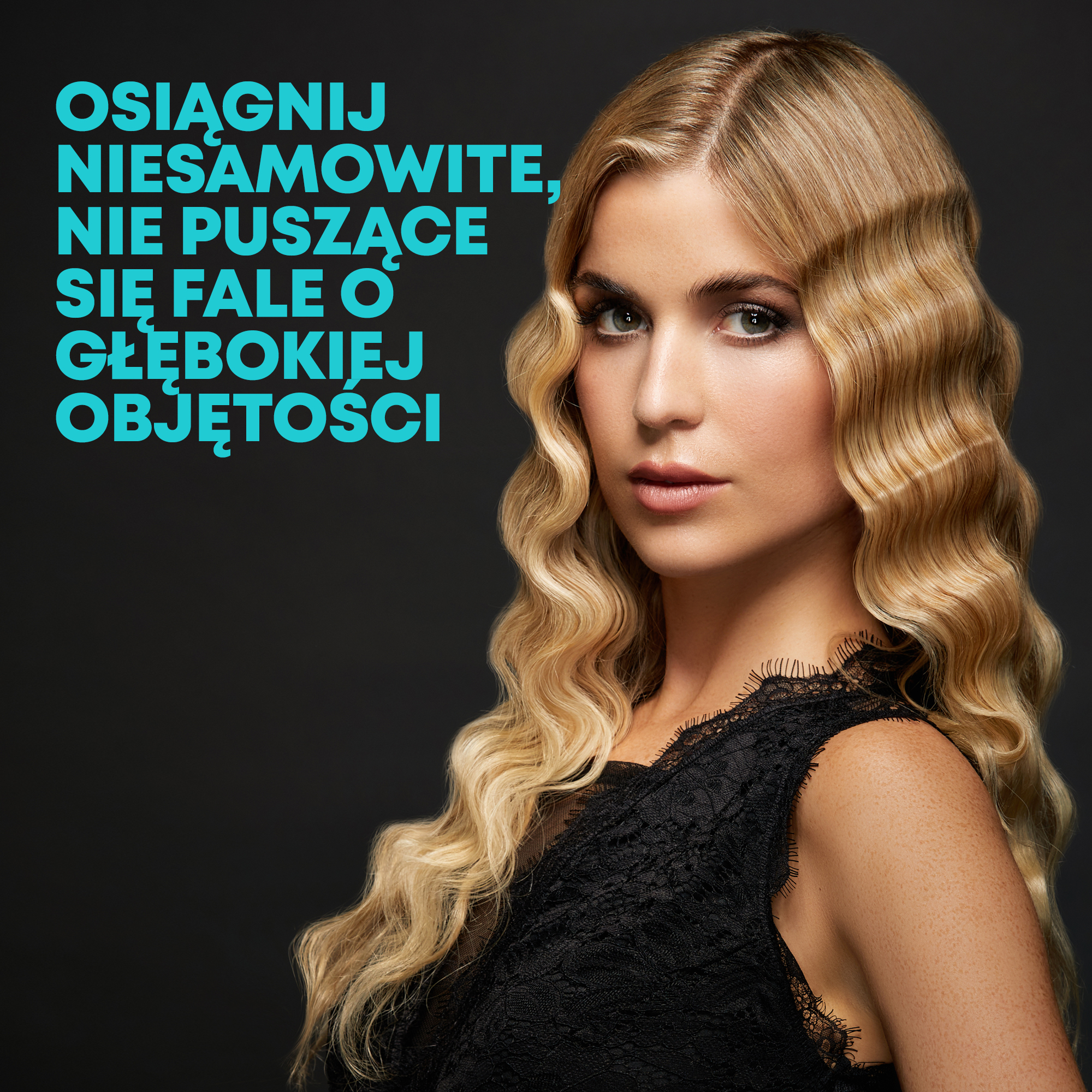 Kobieta z falowanymi blond włosami i czarną sukienką na ciemnym tle, tekst promocyjny w kolorze turkusowym.