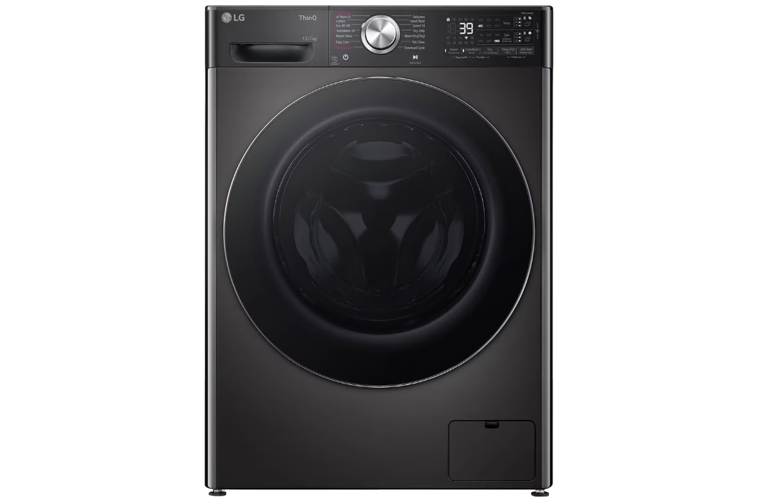 Siyah bir LG çamaşır makinesi. Yuvarlak bir kapısı, dijital ekranı ve kontrol paneli var. Arka plan siyah.
