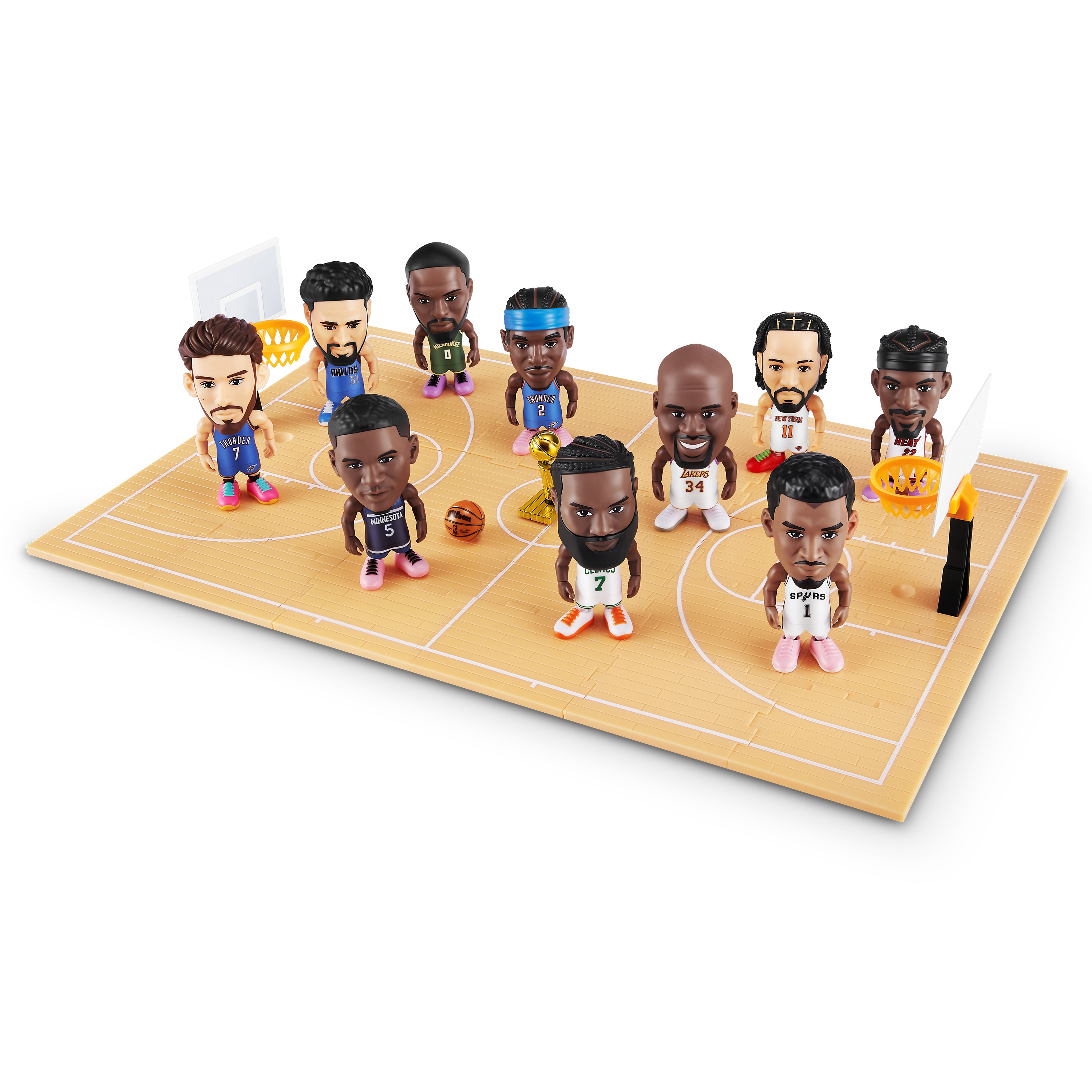 Ein Basketballfeld mit 11 Figuren von NBA-Spielern. Eine Trophäe, ein Basketball und Körbe sind vorhanden.