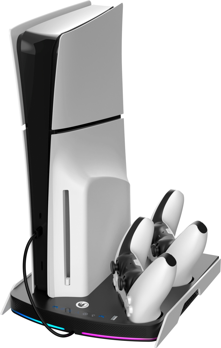 Une PlayStation 5 blanche et noire avec quatre manettes blanches dans une station de charge. La station a une base noire et une bande lumineuse.