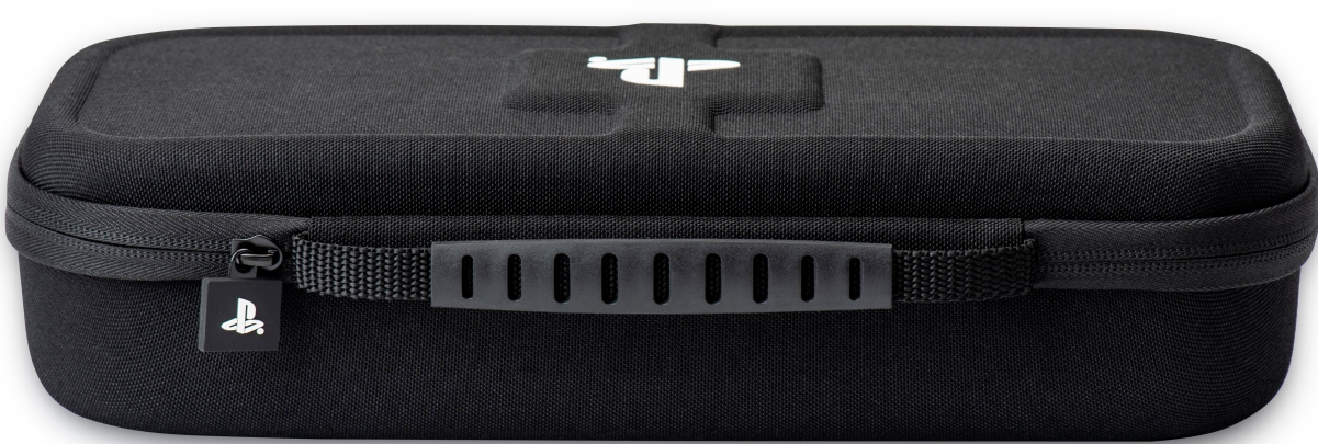 Étui de transport PlayStation noir. Avec fermeture éclair, poignée et logo PlayStation. L'étui est rectangulaire.