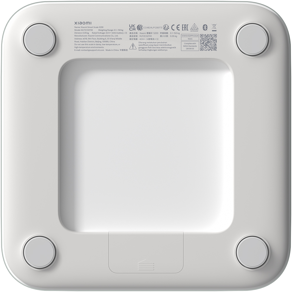 Fehér Xiaomi okosmérleg. Kerek lábak a sarkokban. Információs címkék a felső részen, QR-kód jobbra.