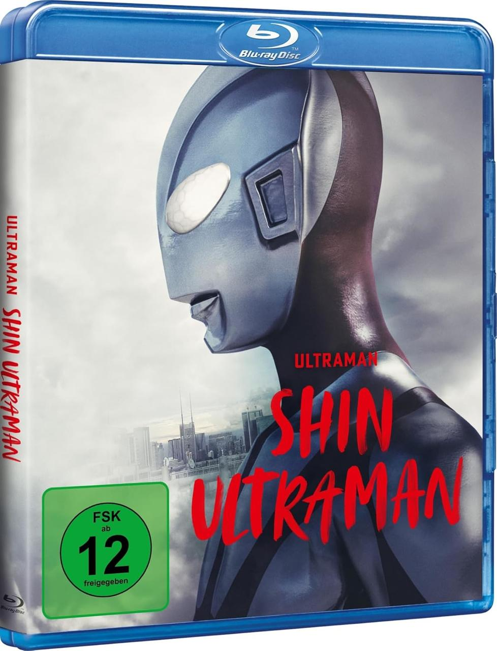 Blu-ray-Hülle für Shin Ultraman. Zeigt das Profil der Figur, Text und ein grünes Bewertungsabzeichen. Der Hintergrund ist eine Stadtlandschaft.