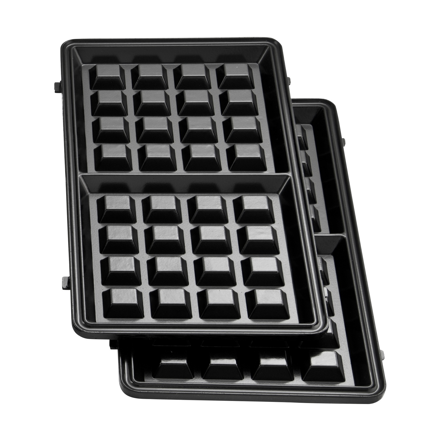Waffle maker nero. Due piastre rettangolari con rientranze quadrate per waffle, impilate su sfondo bianco.