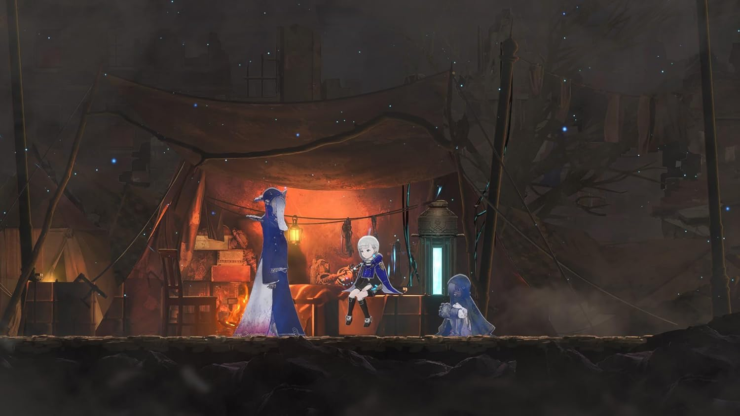Tres figuras en una escena oscura, una alta en azul, una sentada y otra arrodillada. Una linterna brilla. Estructura tipo tienda de campaña al fondo.