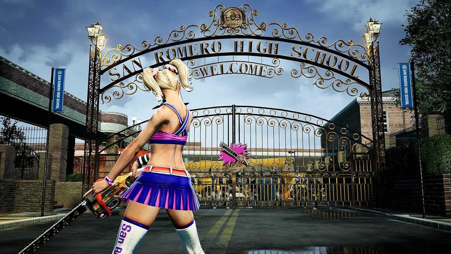 Una mujer vestida de animadora sostiene una motosierra frente a una puerta de la escuela, con San Romero High School escrito.