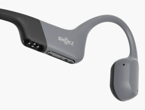 Graue und schwarze Shokz-Knochenschallkopfhörer. Die Kopfhörer haben Knöpfe, ein Logo und ein gebogenes Design.