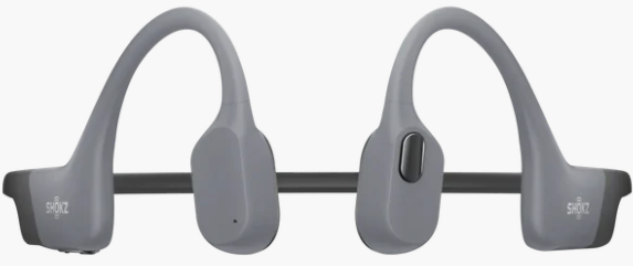 Graue Shokz Knochenschallkopfhörer. Sie haben ein gebogenes Design, das über das Ohr und um den Kopf verläuft.
