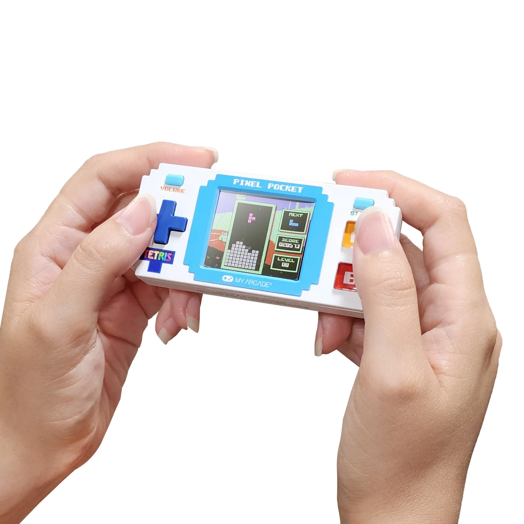 Mains tenant un jeu Pixel Pocket. Le jeu affiche Tetris. Les boutons sont visibles. Le fond est blanc.