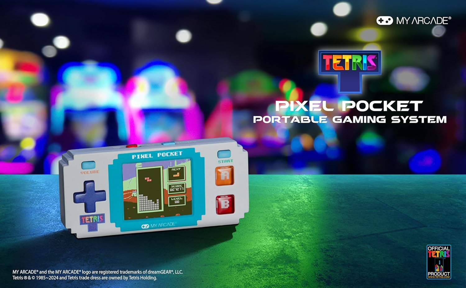 Une console de jeu Tetris Pixel Pocket blanche est présentée, avec le logo Tetris au-dessus.