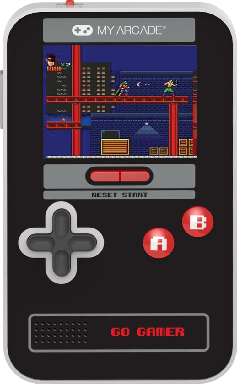 Une console de jeu portable affichant un jeu rétro avec des personnages sur un fond de paysage urbain. La console a des boutons et un écran.
