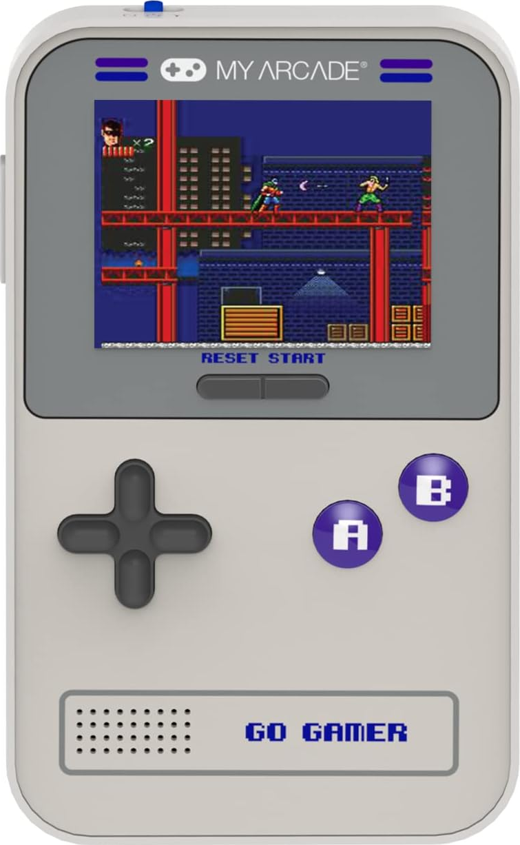 Une console de jeux vidéo portable affiche une scène de jeu rétro. La console est blanche avec des boutons gris et un écran montrant des personnages.