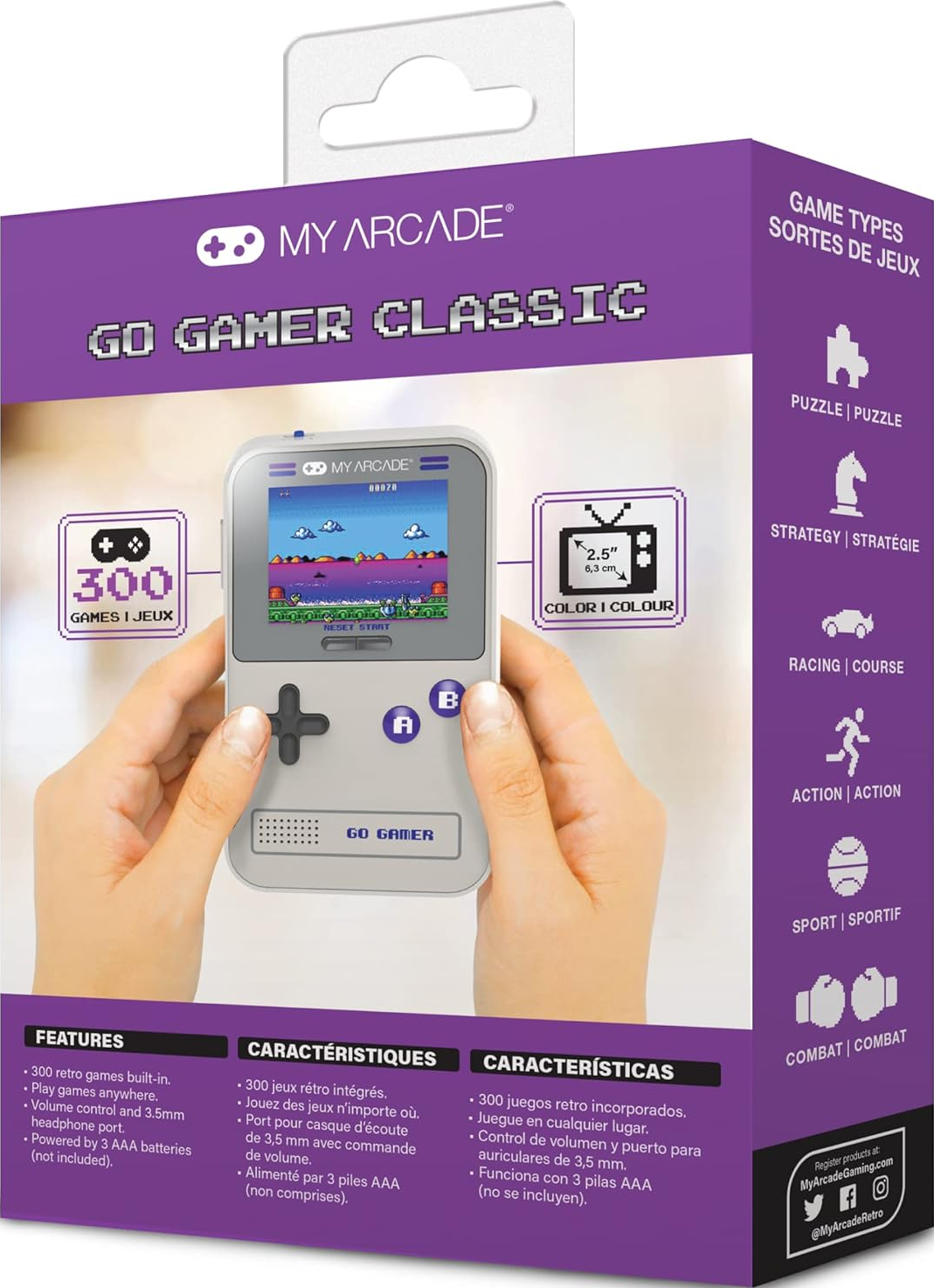 Une personne tient une boîte My Arcade Go Gamer Classic. La boîte présente une console de jeu portable, des types de jeux et des fonctionnalités.