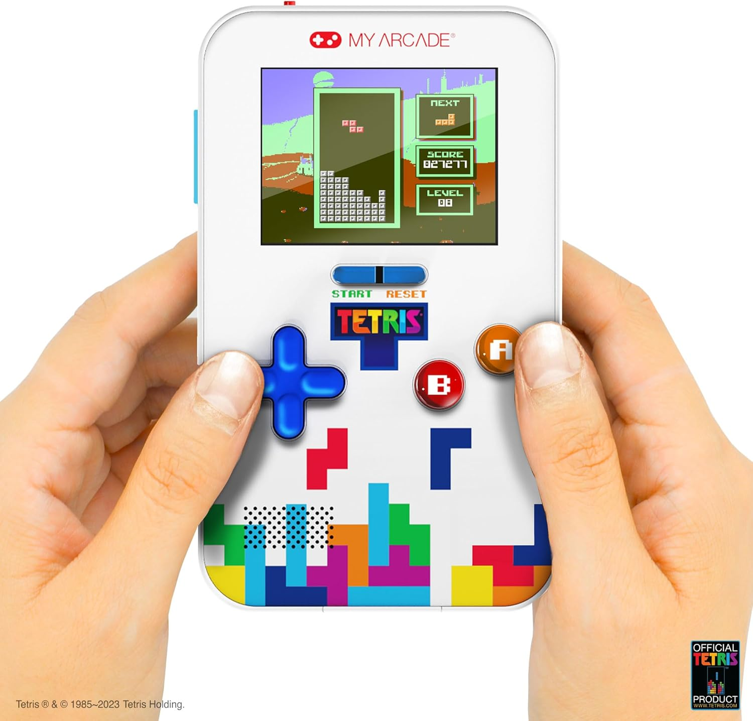 Une personne tient un jeu portable Tetris. L'écran affiche le jeu. La console a des boutons et un design Tetris coloré.