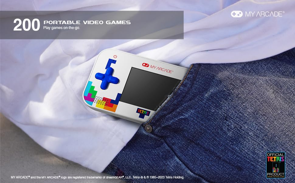 Une console de jeu portable blanche avec un pavé directionnel bleu et des boutons colorés dans une poche de jean. Texte : 200 Portable Video Games.