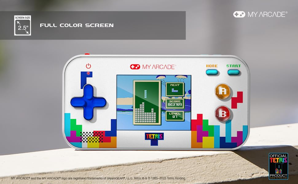 Une console de jeu portable Tetris, blanche avec des accents colorés. Elle a un écran affichant le jeu, des boutons et le logo Tetris.