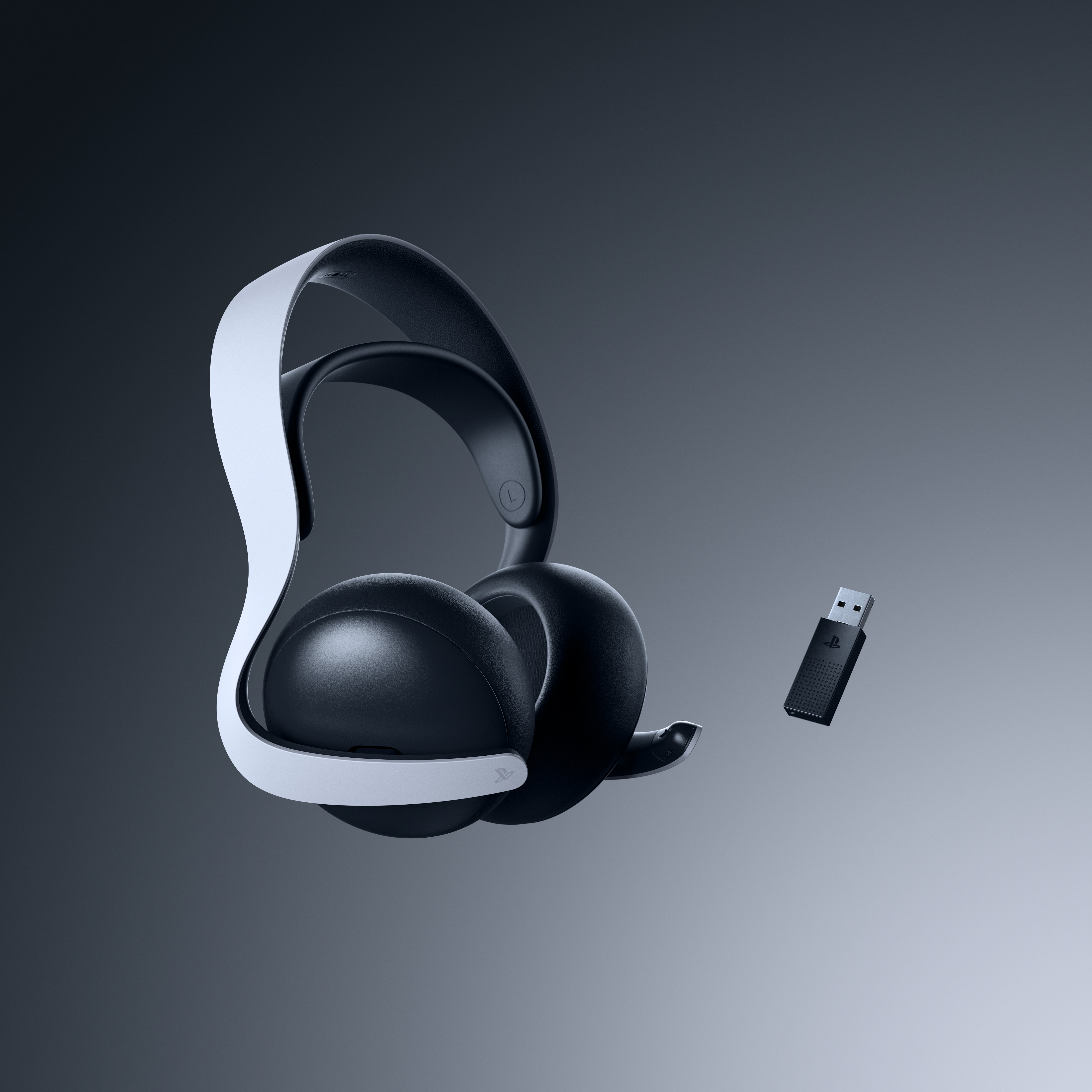 Una cuffia PlayStation bianca e nera e un ricevitore USB nero sospesi su uno sfondo grigio sfumato.