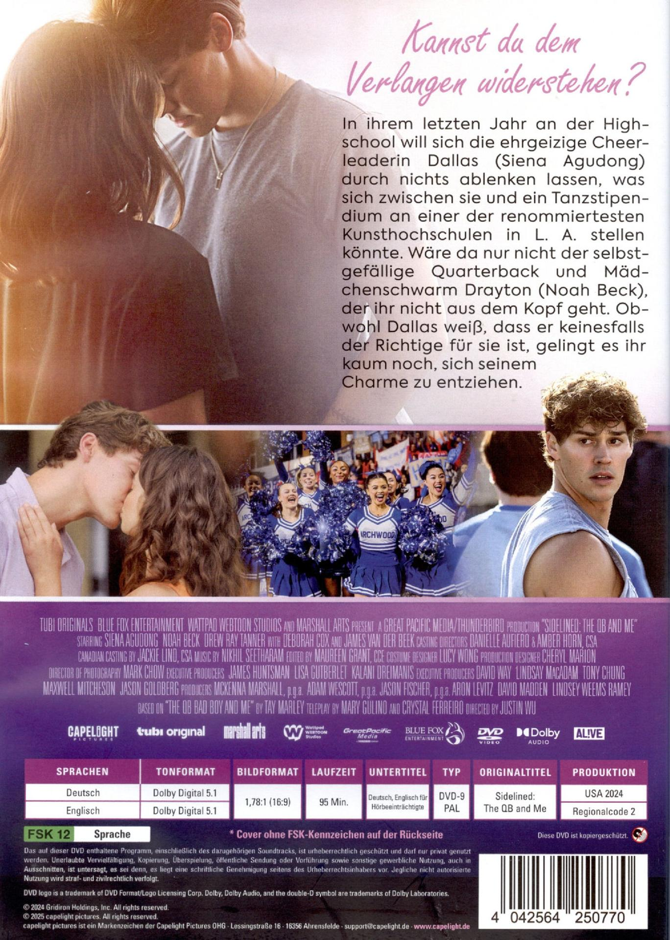 Filmposter mit küssendem Paar, Cheerleadern und Text auf Deutsch. Es heißt 'Sidelined: The QB and Me'.