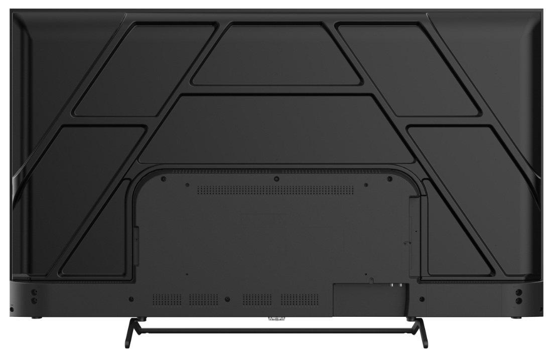 Tył czarnego telewizora. Ma geometryczny wzór i dwie nóżki podporowe. Widoczne są różne porty i otwory wentylacyjne.