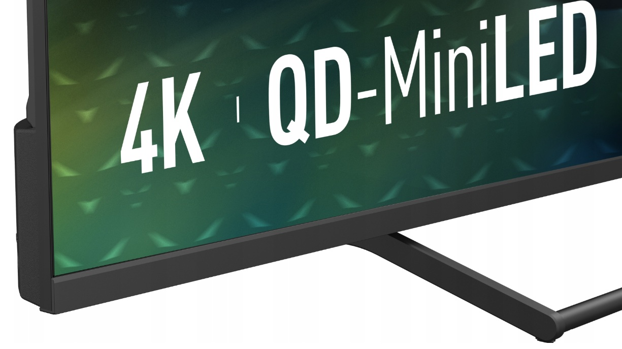 Zbliżenie ekranu TV z białym napisem "4K QD-MiniLED" na tle zielono-niebieskiego wzoru.
