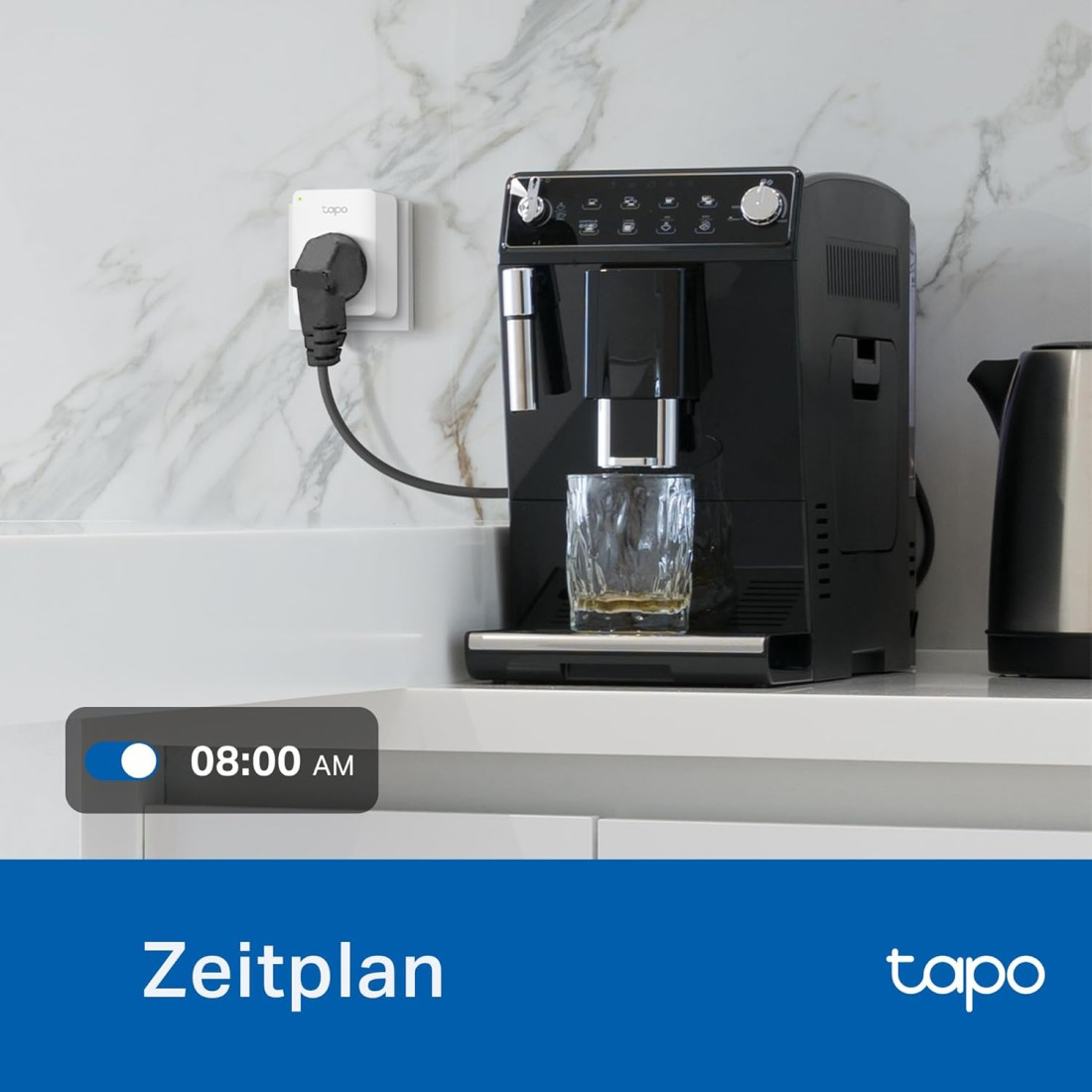 Eine schwarze Kaffeemaschine mit einem Glas, eine weiße Wandsteckdose und ein Wasserkocher auf einer weißen Theke. Die Zeit ist auf 8:00 Uhr eingestellt.