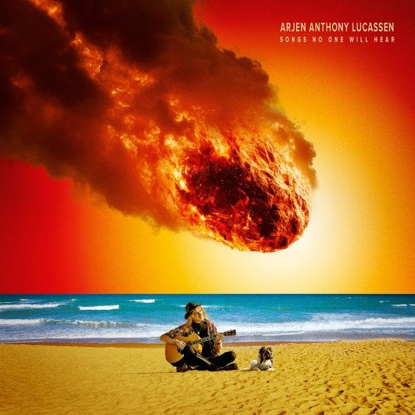 Eine Person mit Gitarre und Hund am Strand, ein feuriger Meteor am Himmel. Ozean und Sand vervollständigen die Szene.