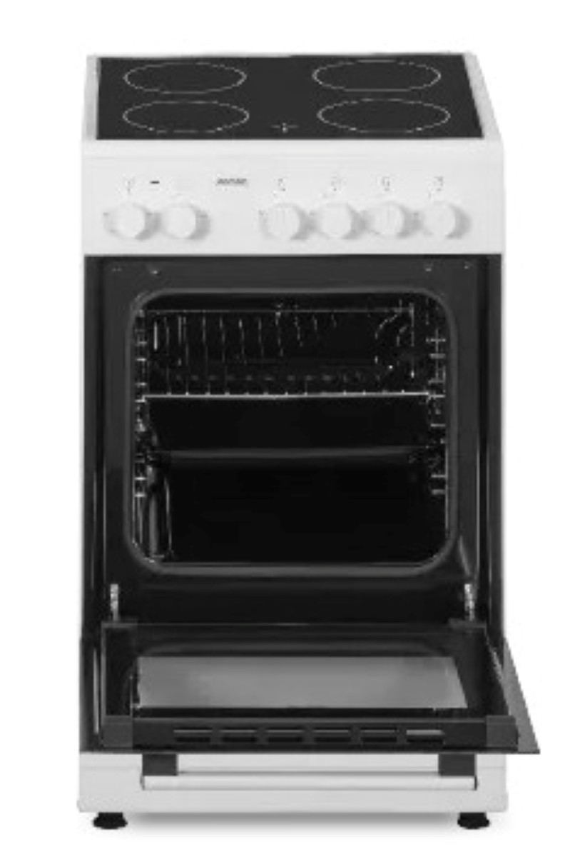 Biała kuchenka elektryczna z otwartymi drzwiami piekarnika. Płyta kuchenna ma cztery czarne palniki. Wnętrze piekarnika jest czarne.