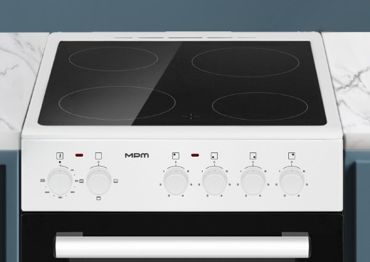 Biała kuchenka elektryczna z czterema czarnymi strefami gotowania. Pokrętła są poniżej. Drzwi piekarnika i uchwyt są widoczne na dole.