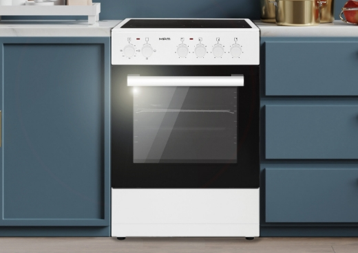 Biały piekarnik elektryczny z czarnymi szklanymi drzwiami jest wyśrodkowany. Niebieskie szafki go otaczają. Widoczne są pokrętła i płyta grzewcza.