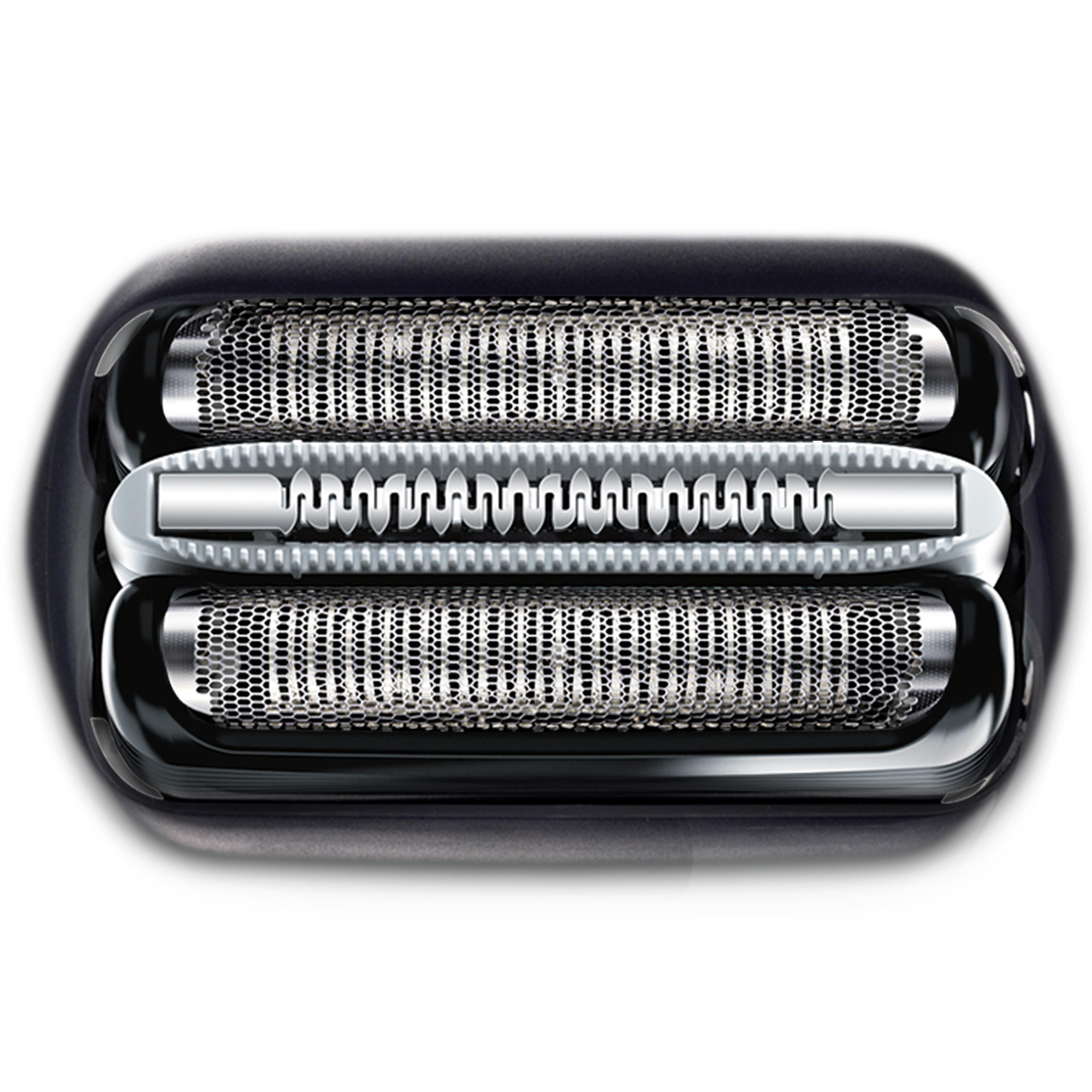 Nahaufnahme eines Rasiererkopfes. Er hat drei Metallklingen mit perforiertem Design und eine silberfarbene Klinge in der Mitte.