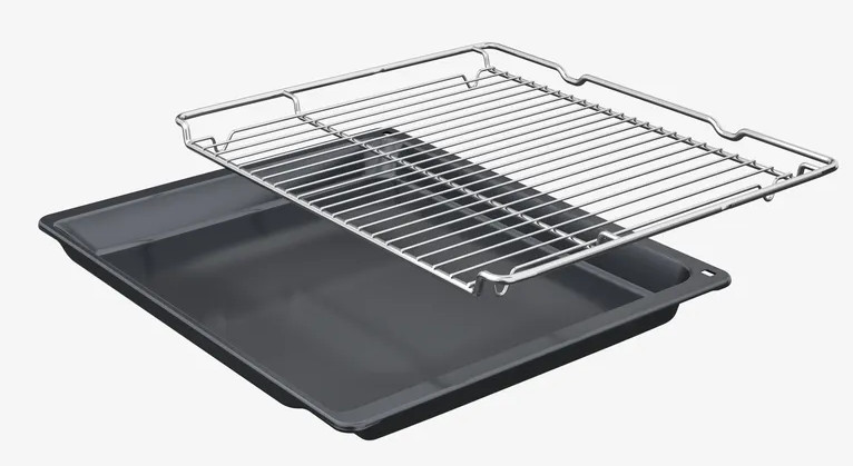 Ruszt do piekarnika nad ciemnoszarą blachą do pieczenia. Oba na białym tle, ruszt lekko nad blachą.