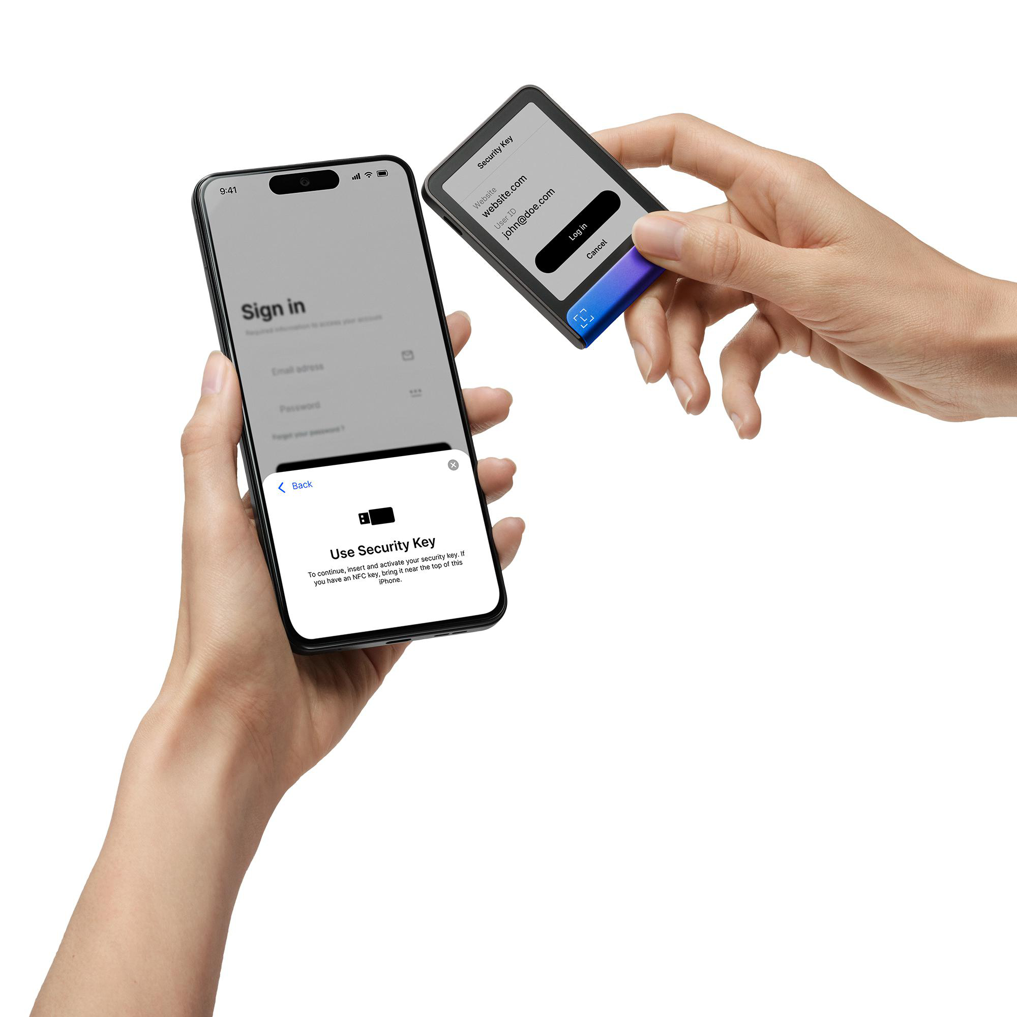 Hände halten Telefon und Sicherheitsschlüssel. Telefon zeigt Anmeldebildschirm. Der Sicherheitsschlüssel hat Login-Details.