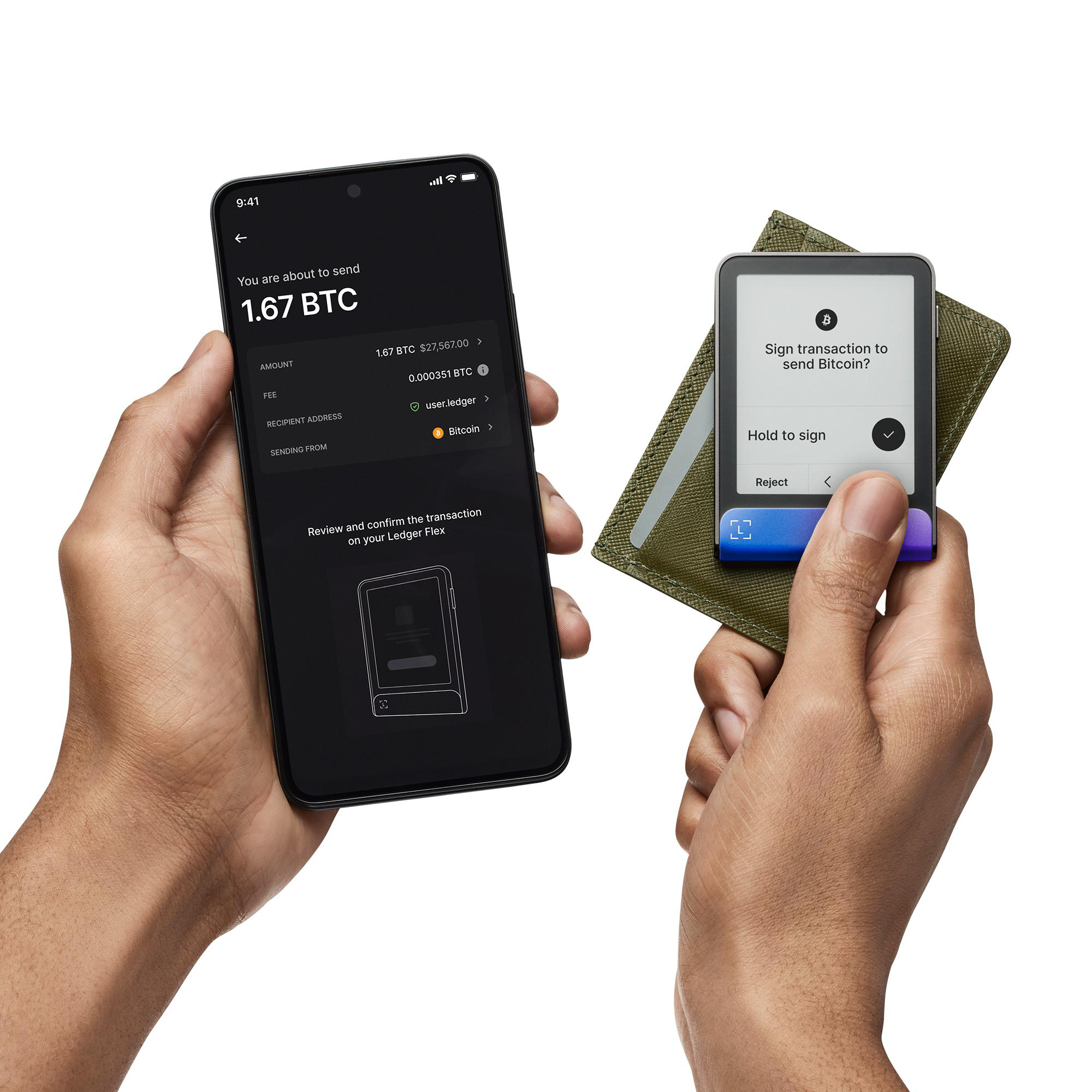 Hände halten Telefon und Ledger Flex. Telefon zeigt Bitcoin-Transaktionsdetails. Ledger fordert zur Unterschrift auf.
