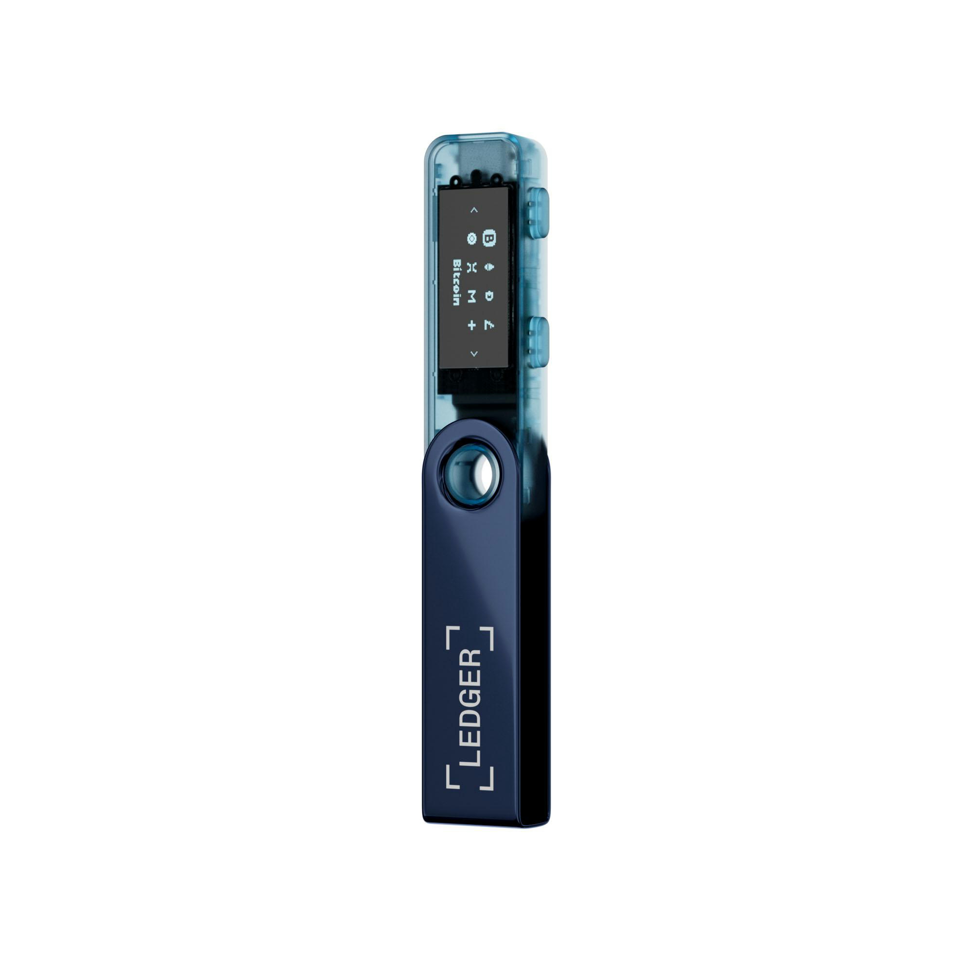 Ein Ledger-Hardware-Wallet auf weißem Hintergrund. Es ist blau und hat einen Bildschirm mit Informationen. Der Markenname ist sichtbar.