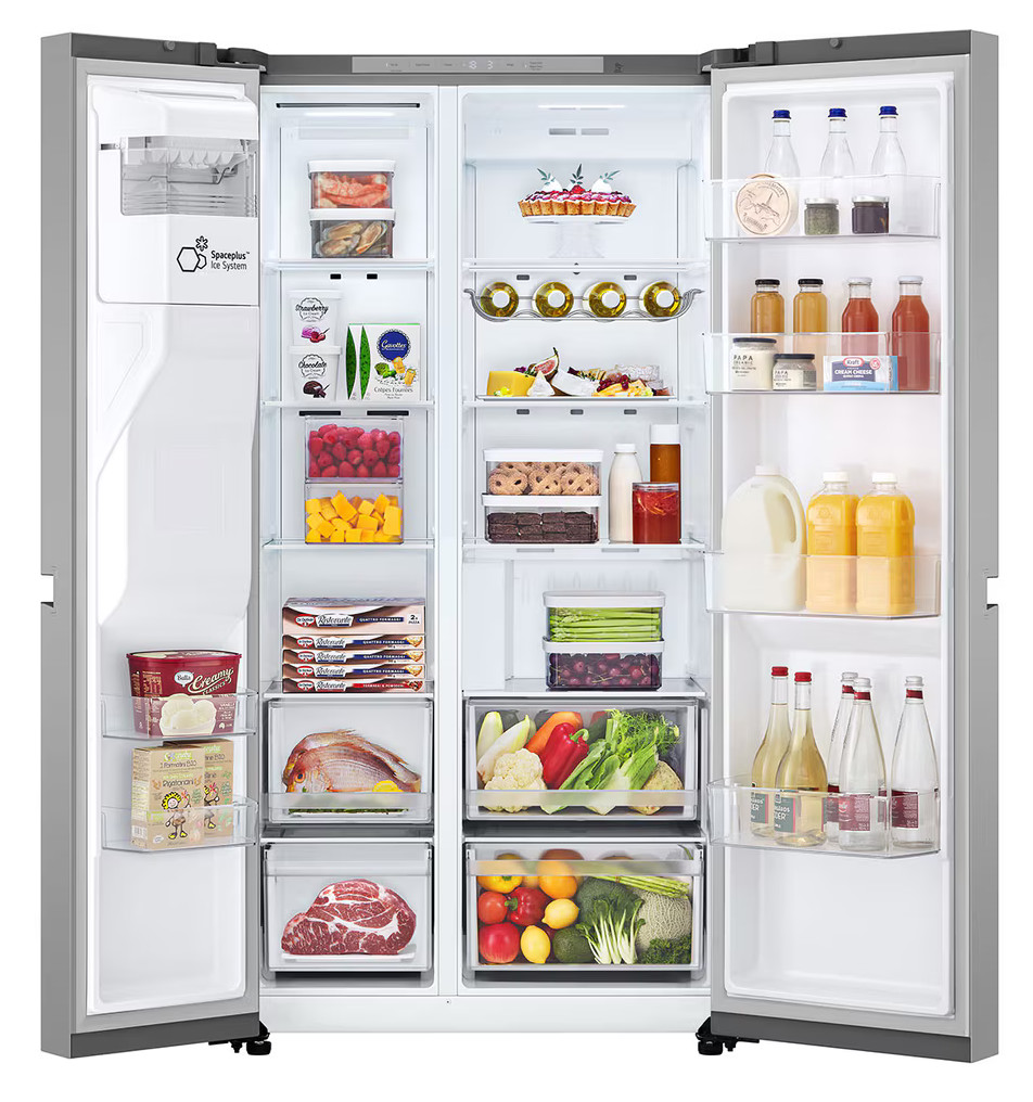 Pełny, otwarty lodówka. Zawiera wiele produktów: owoce, warzywa, napoje, produkty mleczne, surowe mięso i mrożonki.