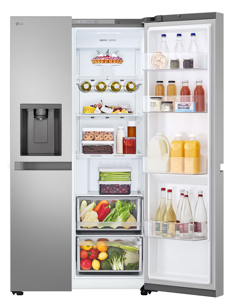 Otwarta srebrna lodówka LG pokazuje półki z jedzeniem, w tym butelki, słoiki i świeże warzywa.