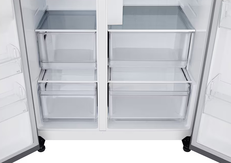 Otwarta lodówka z wieloma przezroczystymi szufladami i półkami. Drzwi otwarte, odsłaniające komory wewnętrzne.
