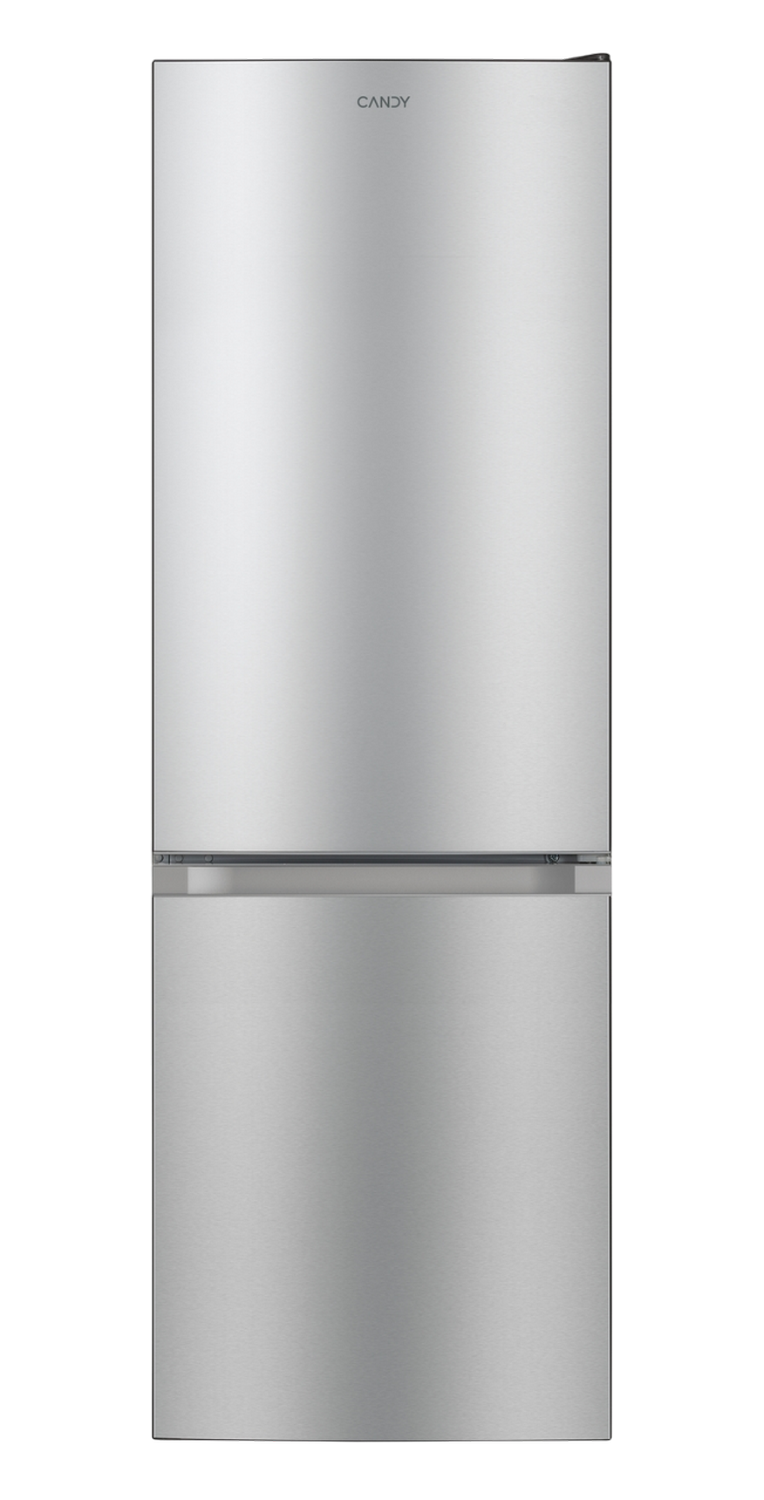 Un refrigerador plateado Candy con dos puertas. La puerta superior tiene el logotipo de Candy, la inferior una manija. Fondo gris.